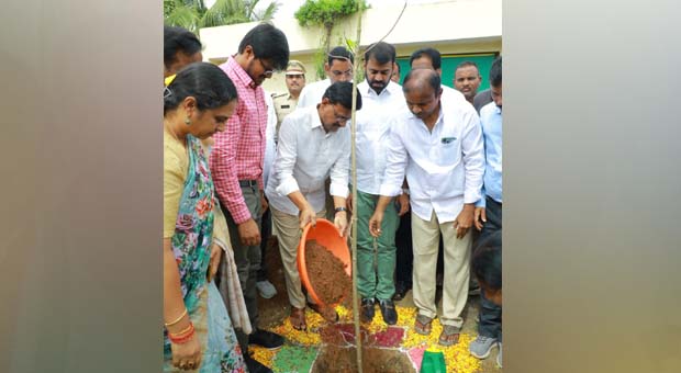 #Collector V.P5.60 lakh plants in one day